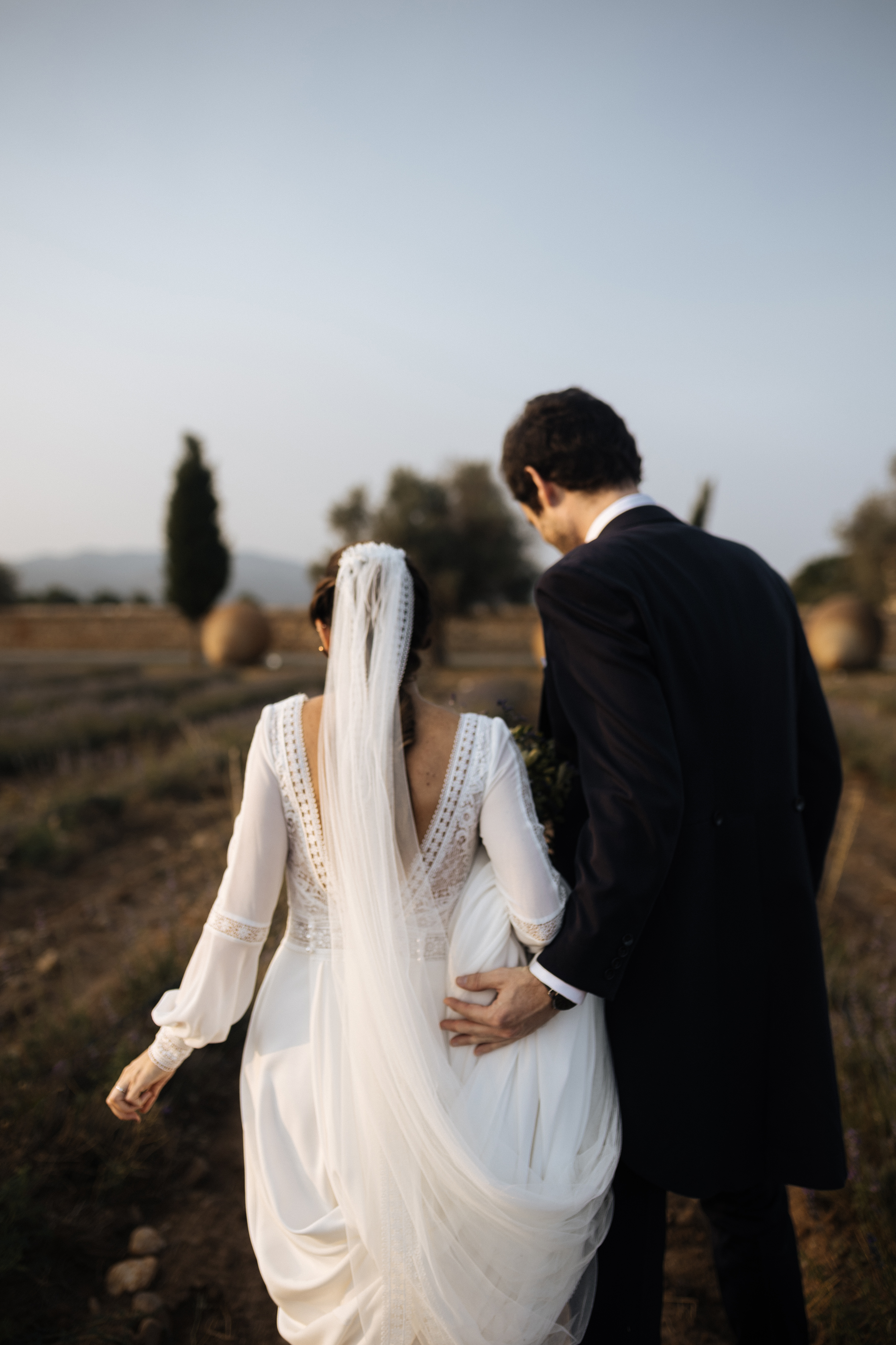 Pareja de recién casados paseando por los campos de lavanda de la Casa de Oficios