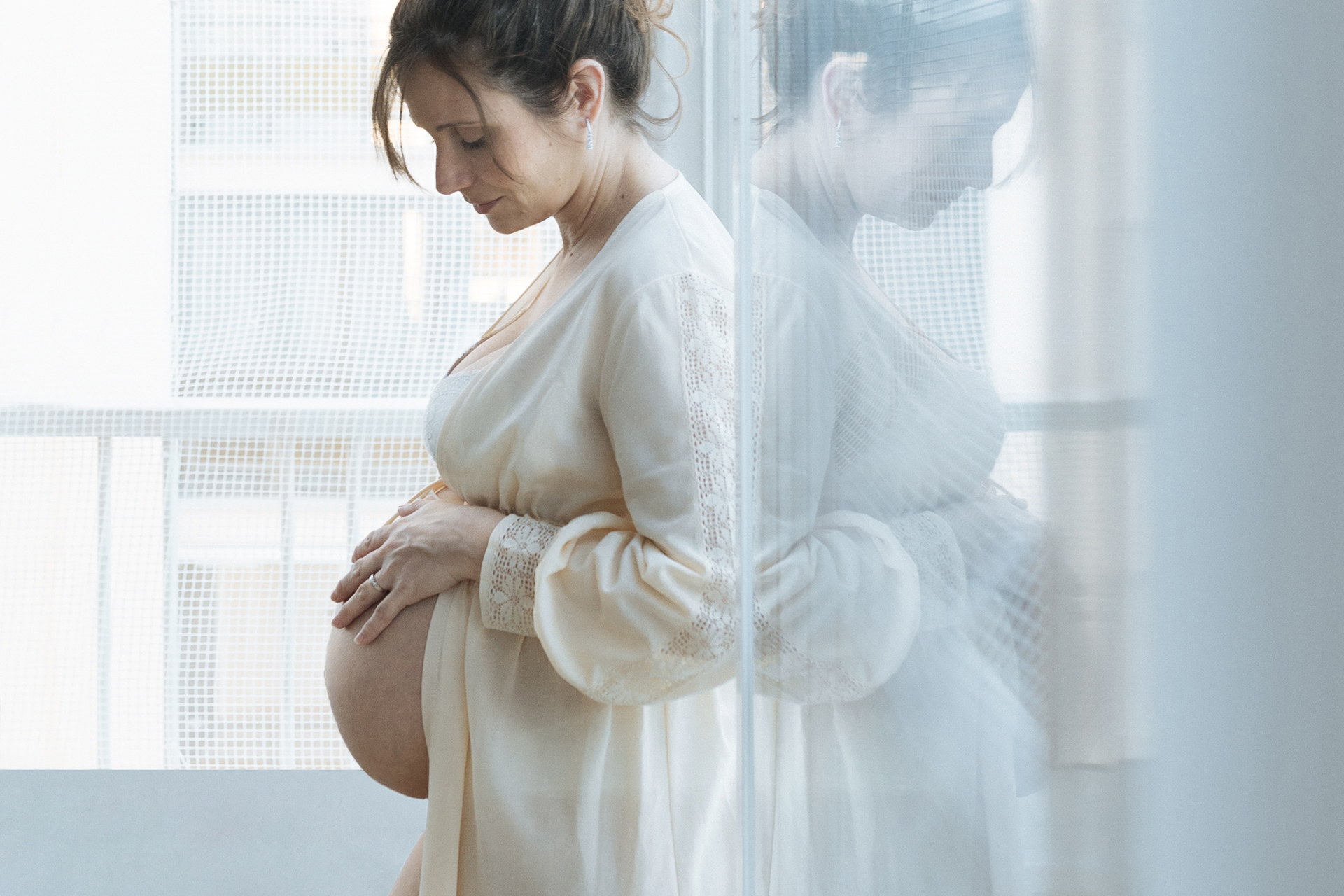mujer embarazada mirando su tripita